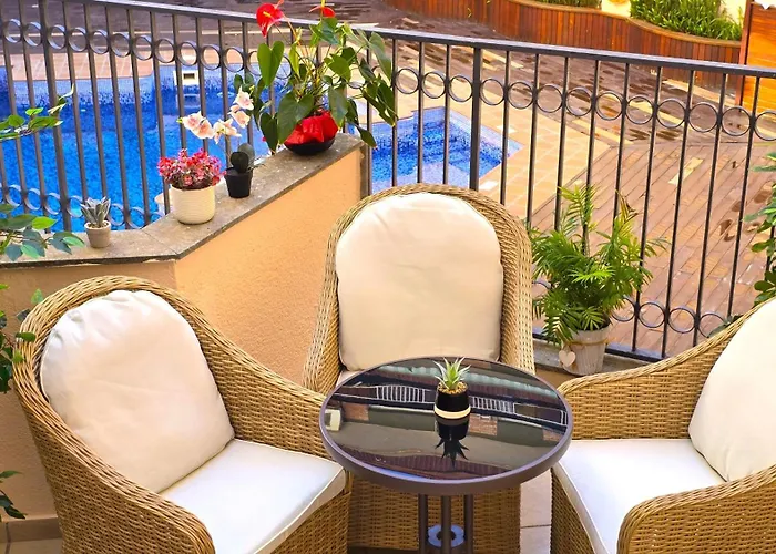 Nexthome Chill Out & Pool Center Апартаменты *