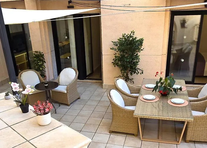 Nexthome Chill Out & Pool Center Апартаменти *